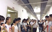 温暖与关怀——校领导参观乐动online(中国)新生宿舍