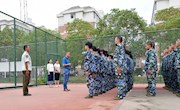 乐动online(中国)院领导看望18级军训新生