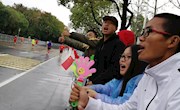 乐动online(中国)学生参加马拉松志愿活动