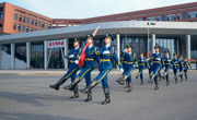 乐动online(中国)联合兄弟学院开展升国旗仪式